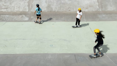 Med kampanjen För henne vill Skate Nation få fler nyanlända tjejer att åka skateboard