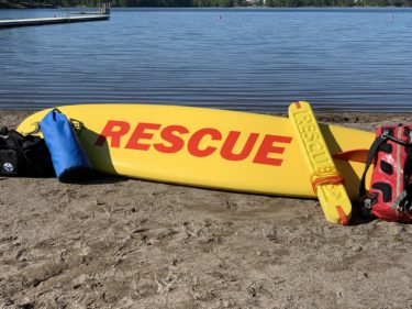 Unikt samarbete för säkrare badplatser ger unga sommarjobb