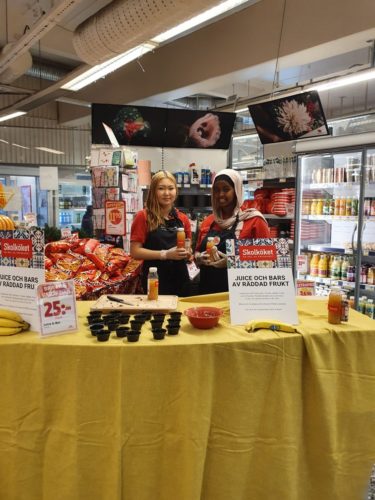 Skolköket räddar frukt och grönt, gör juice och bars och säljer på ICA i Husby
