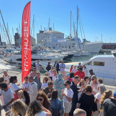 Bild på folksamling från Fryshusets mingel i Almedalen.